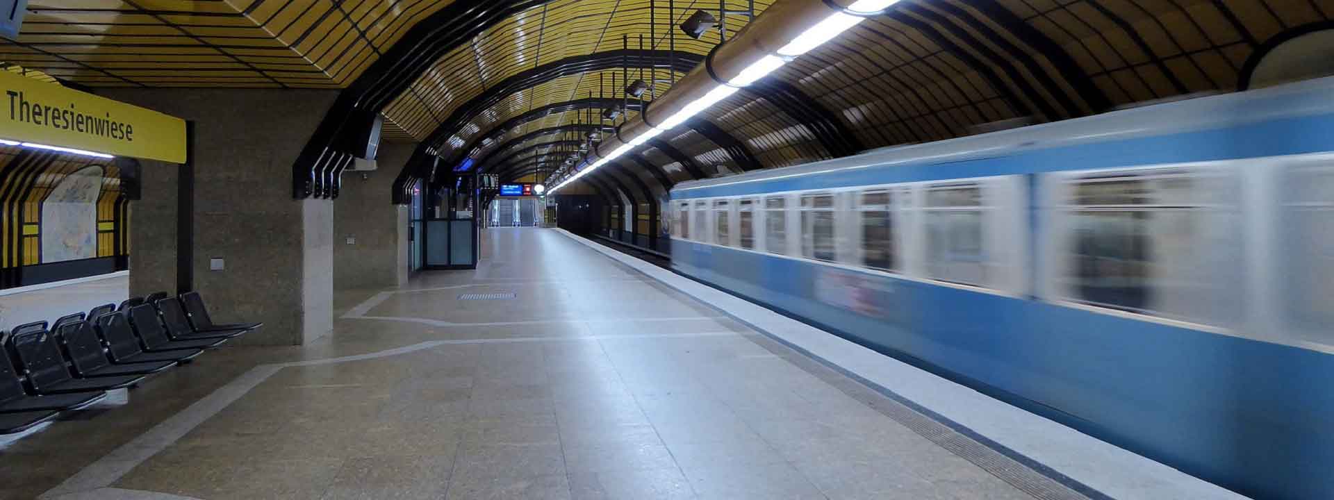U Bahn fährt an der Station Theresienwiese ein