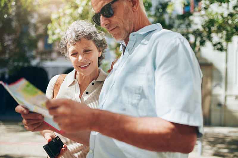 Älteres Paar schaut in eine Stadtkarte