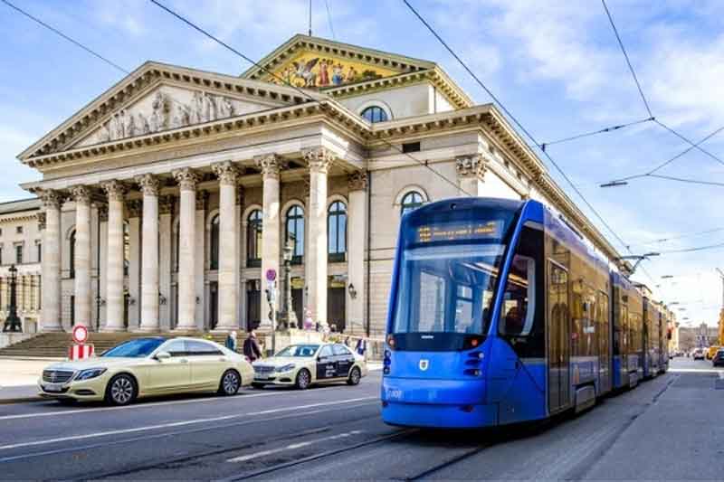 Tram fährt durch die Maximilianstrasse in München