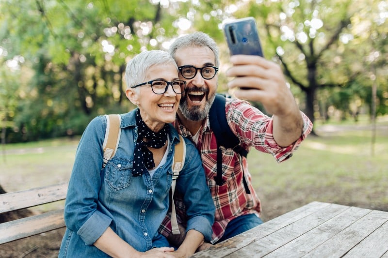 Älteres Paar macht ein Selfie