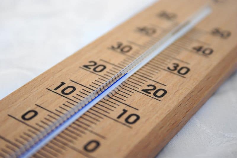 Thermometer mit einer Temperatur von 24 Grad