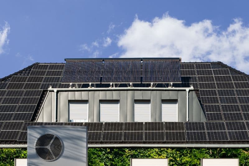 Solaranlage auf dem Dach und Wärmepumpe