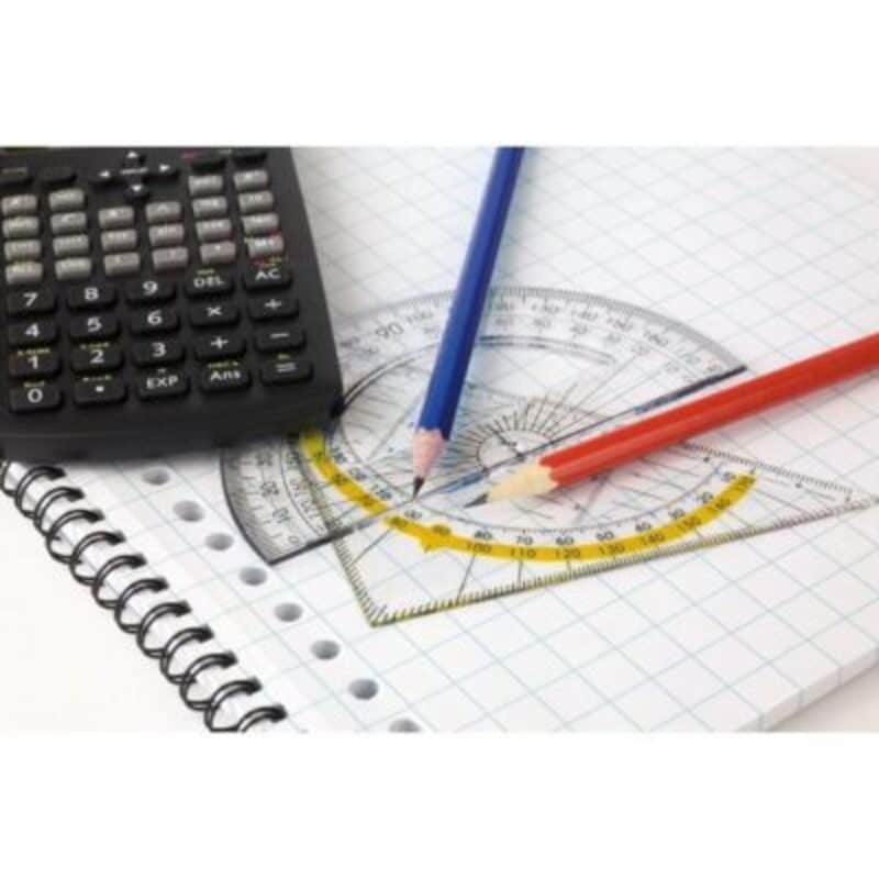Foto eines Spiralblocks mit Geodreieck, Bleistiften und Taschenrechner