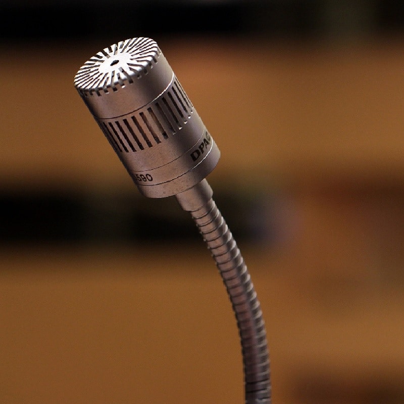 Mikrofon vor neutralem Hintergrund.