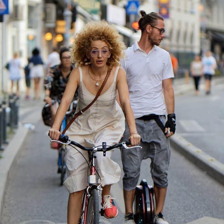 Fahrradfahrer und Fahrradfahrerinnen in der Stadt