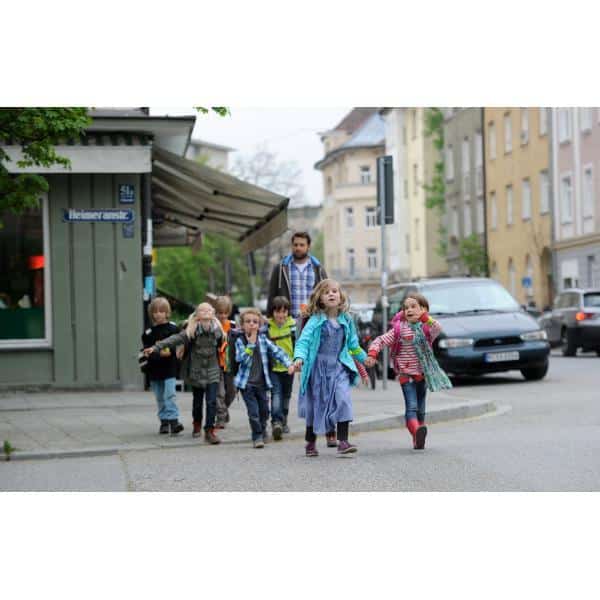 Gruppe von Kindern überquert eine Strasse