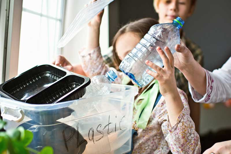 Familie sortiert Abfall für Recycling