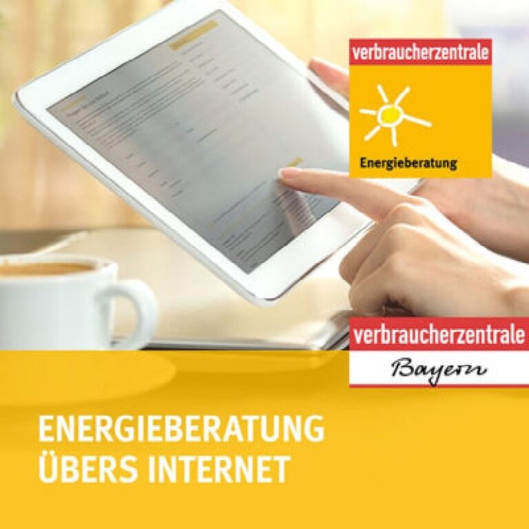 Tablet und Kaffeetasse auf Tisch, Logo der Verbraucherzentrale Bayern