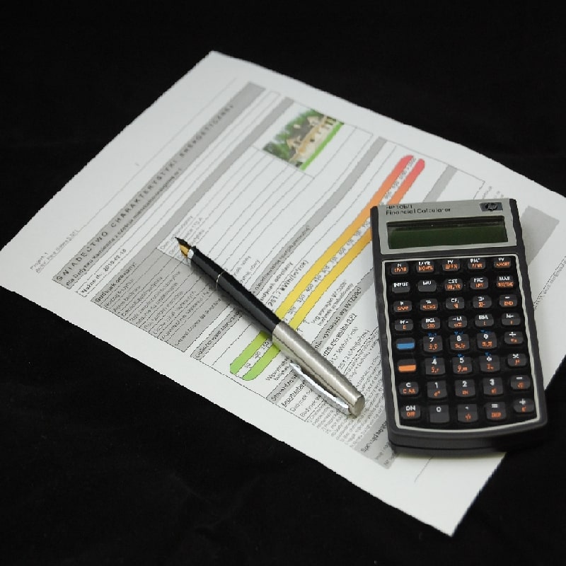 Foto eines Energieausweises mit Stift und Taschenrechner