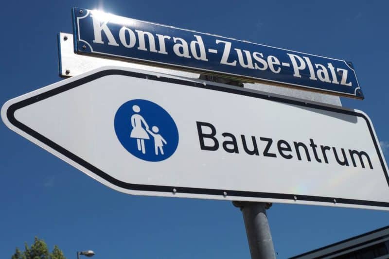 Straßenschild als Pfeil auf dem Bauzentrum steht