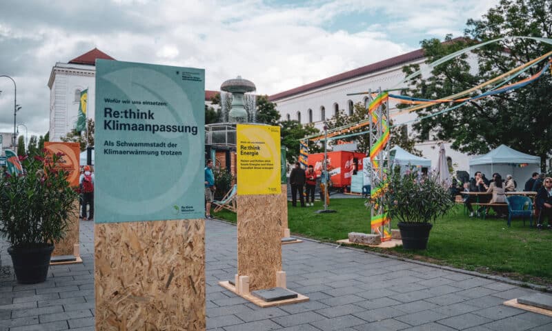 Infotafeln auf dem Rethink München Stand auf dem Zamanand Festival