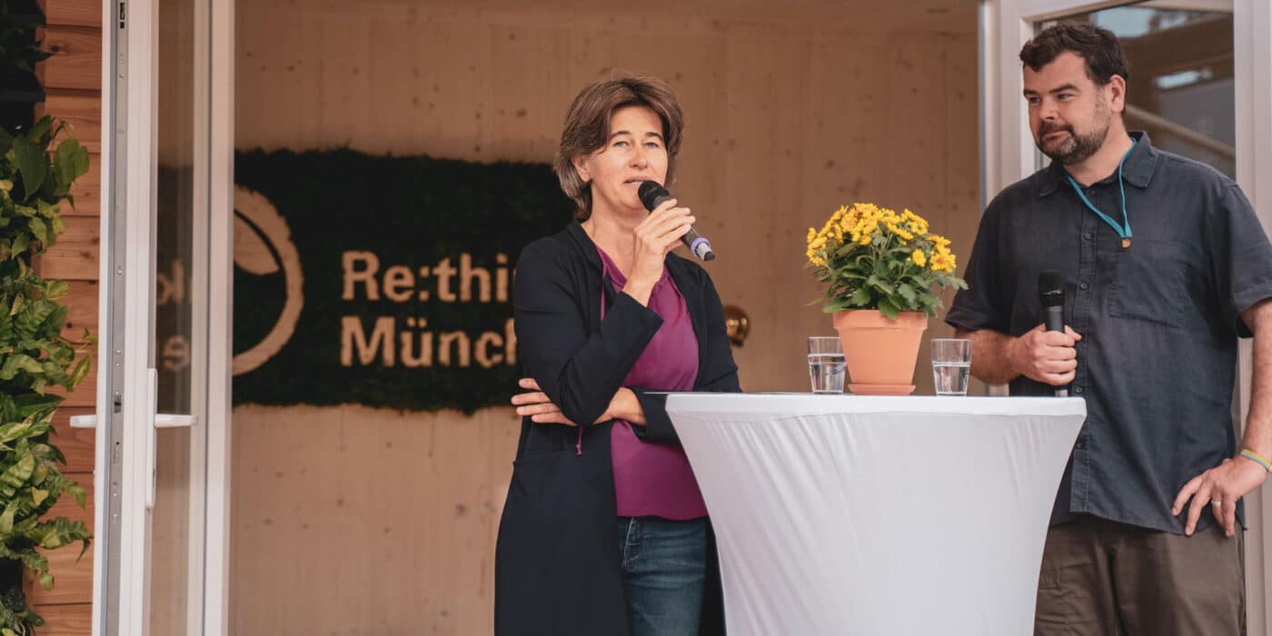 Christine Kugler, Leiterin des Referats für Klima- und Umweltschutz in München und Veranstalter Manuel Schumann eröffnen das Zamanand Festival